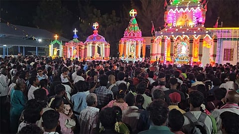 ராசிபுரம் அருகே புனித மரிய மதலேனாள் தேர் திருவிழா விமரிசையாக நடைபெற்றது
