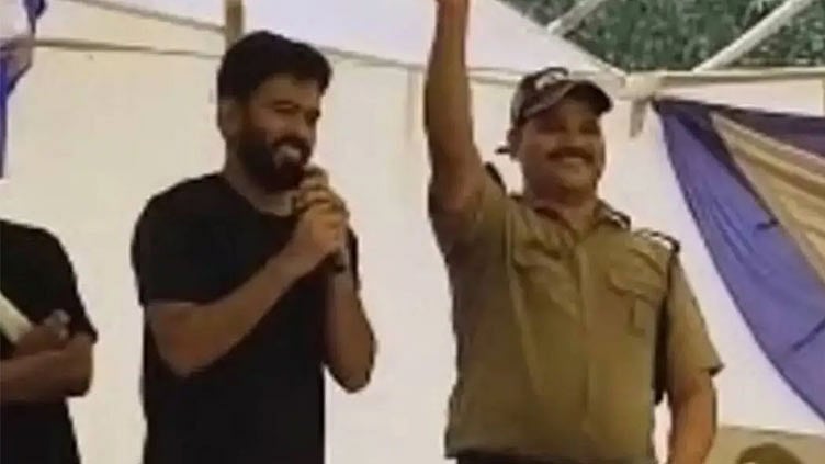டெல்லி ஜந்தர் மந்தர்:  மாணவர் போராட்டத்துக்கு ஆதரவு தெரிவித்த காவலர் ராஜினாமா!