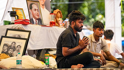 கரப்பான்பூச்சி ஜனதா கட்சி நிறுவனர் அபிஜித் தீப்கேவுக்கு டைபாய்டு காய்ச்சல் - போராட்டம் தொடரும் என உறுதி