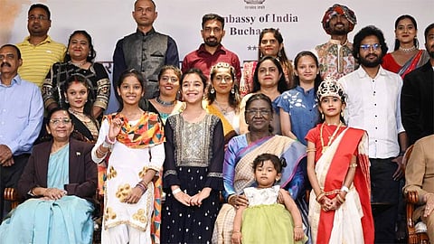 ருமேனியா வாழ் இந்தியர்களை சந்தித்த ஜனாதிபதி திரவுபதி முர்மு

