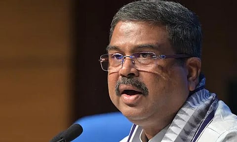 தீவிரமடைந்த  மாணவர்கள் போராட்டத்தால் ராஜினாமா: தர்மேந்திர பிரதானின் அரசியல் பயணம்