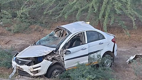 விருதுநகர்-திருமங்கலம் நான்கு வழிச்சாலையில் கார் டயர் வெடித்து விபத்து - இருவர் உயிரிழப்பு 