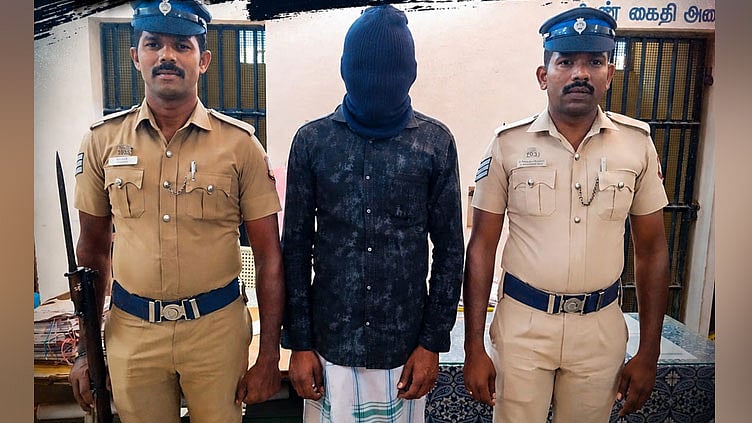 நடைபயிற்சி சென்றவரை கல்லால் தாக்கி செல்போன் பறிப்பு: வாலிபர் கைது