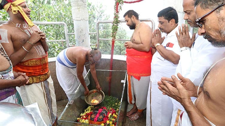 திருப்பதி நாராயணகிரி ஏழுமலையான் திருப்பாதத்தில் சந்திரஸ்தாபனோஸ்வம்