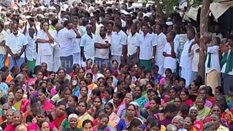 மேகமலை புலிகள் காப்பக விவகாரம்: கிராம மக்கள் போராட்டம் - வனச்சரக அலுவலகங்களுக்கு பலத்த போலீஸ் பாதுகாப்பு 
