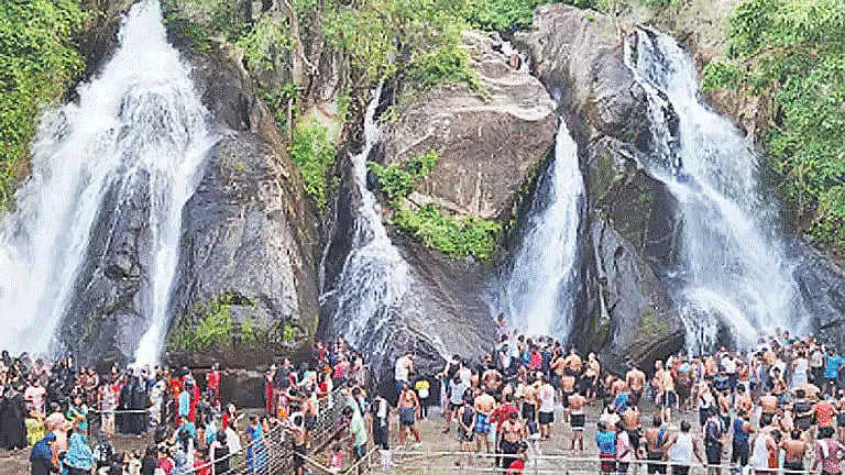 குற்றாலத்தில் குவிந்த சுற்றுலா பயணிகள்: அருவிகளில் ஆனந்த குளியல்