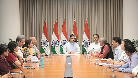 மத்திய கல்வி மந்திரியாக பொறுப்பேற்றார் பிரகலாத் ஜோஷி 