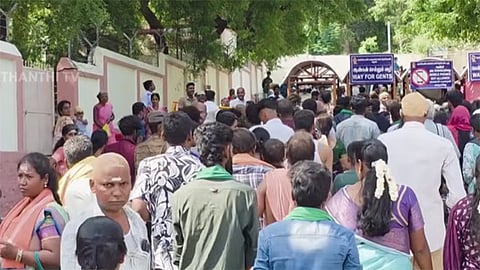 பழனி முருகன் கோவிலில் அலைமோதும் பக்தர்கள் கூட்டம் - 3 மணி நேரம் காத்திருந்து சாமி தரிசனம்
