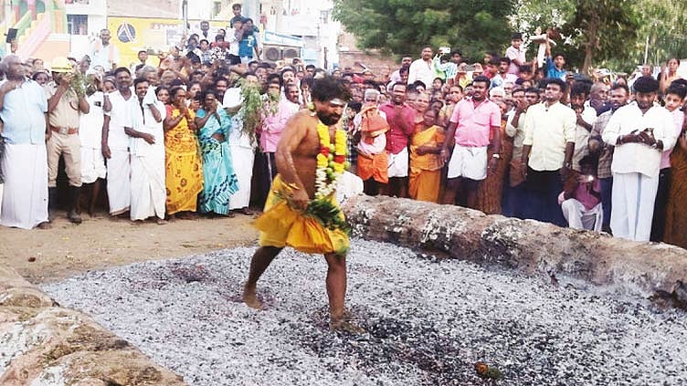 சிவகிரி: விஸ்வநாதப்பேரி திரவுபதி அம்மன் கோவிலில் பூக்குழி திருவிழா