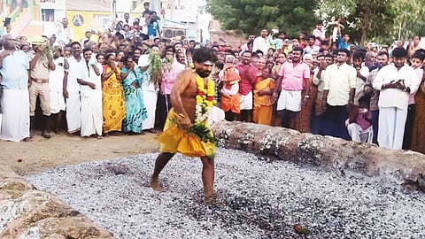சிவகிரி அருகே விஸ்வநாதப்பேரி திரவுபதி அம்மன் கோவிலில் பூக்குழி திருவிழா விமரிசையாக நடைபெற்றது.