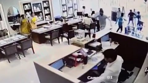 ராஜஸ்தான்: நகைக்கடையில் கொள்ளை முயற்சி - துப்பாக்கியுடன் நுழைந்த கொள்ளையர்களை துணிச்சலாக எதிர்த்த ஊழியர்கள்