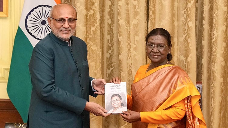 ஜனாதிபதி திரவுபதி முர்முவின் சாதனை புத்தகம் - துணை ஜனாதிபதி சி.பி.ராதாகிருஷ்ணன் வெளியிட்டார்