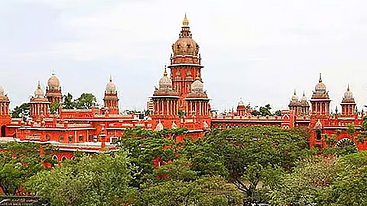 அரசு ஊழியரை நீண்டகாலம் பணியிடை நீக்கத்தில் வைத்திருக்க முடியாது - ஐகோர்ட்டு உத்தரவு