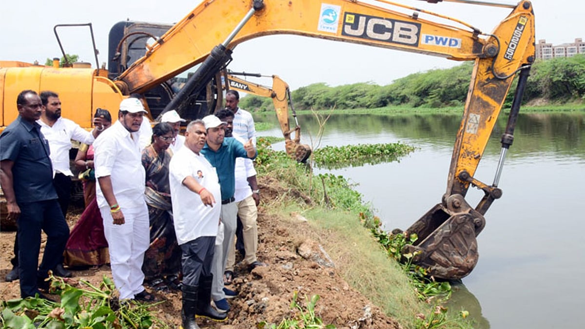 மழை வெள்ள முன்னெச்சரிக்கை: அடையாறு, பக்கிங்ஹாம் கால்வாய் தூர்வாரும் பணிகள் தீவிரம் - அமைச்சர் என். ஆனந்த் நேரில் ஆய்வு