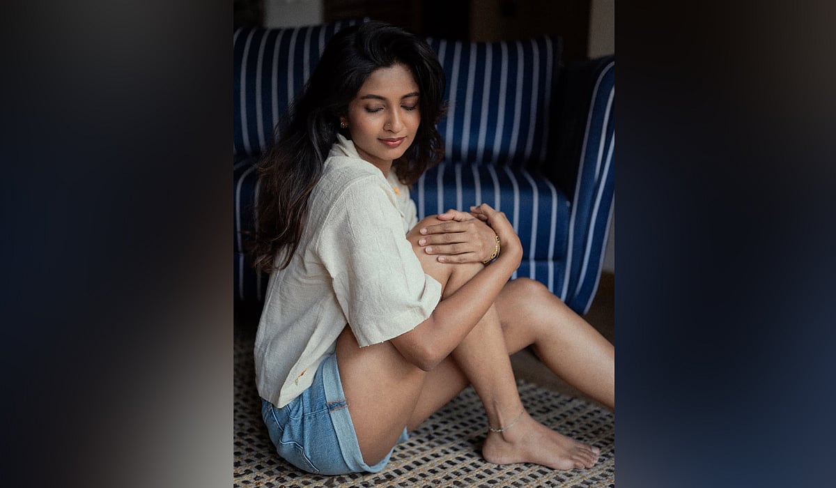 நடிகை கீர்த்தி பாண்டியன் லேட்டஸ்ட் கிளிக்ஸ்..!
