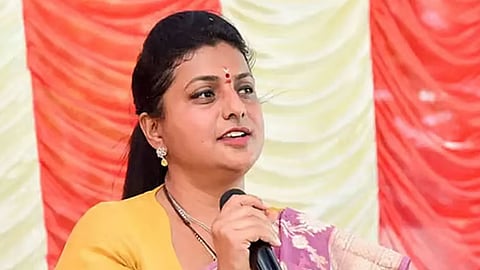 
ஆசிரியர் தேர்வு வினாத்தாள் கசிவு: லோகேஷ் உடனடியாக பதவி விலக வேண்டும் - ரோஜா வலியுறுத்தல்