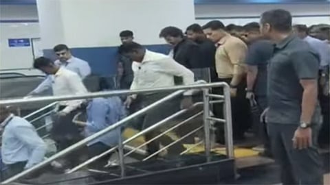 மெட்ரோ ரெயிலில் பயணித்த முதல்-அமைச்சர் விஜய் 
