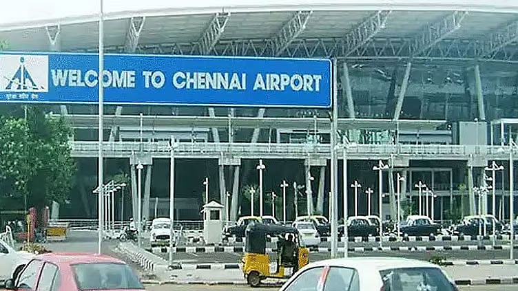 மேல்நிலை பொதுத்தேர்வு: சென்னை விமான நிலையத்தில் கைவரிசை: சுங்க அதிகாரி எனக்கூறி 12 பவுன் நகையுடன் மர்மநபர் தப்பி ஓட்டம்
