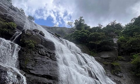 குற்றாலம் அருவிகளில் நீர்வரத்து அதிகரிப்பு: மெயின் அருவி, ஐந்தருவிகளில் குளிக்க தடை