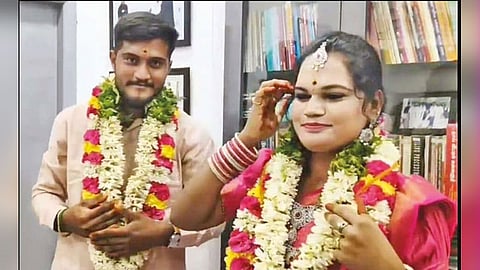 குடும்பத்தினர் எதிர்ப்பை மீறி திருநங்கையை கரம் பிடித்த ஐ.டி. ஊழியர்