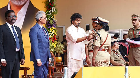 665 காவல் துறை அதிகாரிகளுக்கு காவலர் பதக்கம்: முதல்-அமைச்சர் விஜய் வழங்கினார்