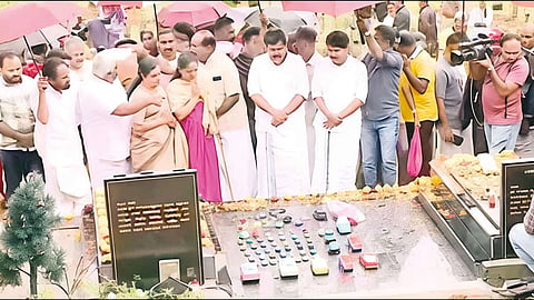 வயநாடு நிலச்சரிவு 2 ஆண்டுகள் நிறைவு; கல்லறையில் உறவினர்கள், மக்கள் அஞ்சலி