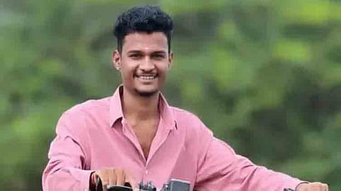 கோவை பாரதியார் பல்கலைக்கழகத்தின் பின்புறம் உள்ள வனப்பகுதியில், சசிகுமார் சடலமாக மீட்கப்பட்டார். 