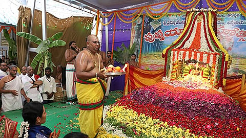 அப்பலாயகுண்டா பிரசன்ன வெங்கடேஸ்வரர் கோவிலில் 2½ டன் மலர்களால் புஷ்ப யாகம் நடைபெற்றது.