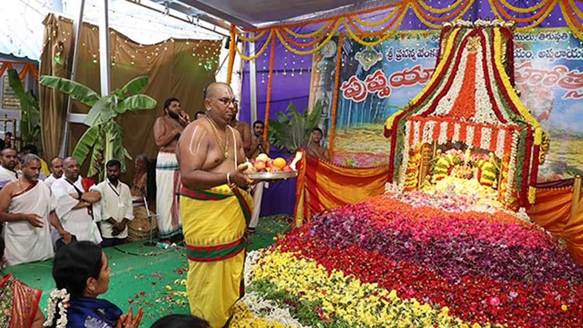 அப்பலாயகுண்டா பிரசன்ன வெங்கடேஸ்வரர் கோவிலில் 2½ டன் மலர்களால் புஷ்ப யாகம்