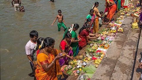 ஆடிப்பெருக்கு விழா, நதிக்கரையோரம் சிறப்பு பூஜை