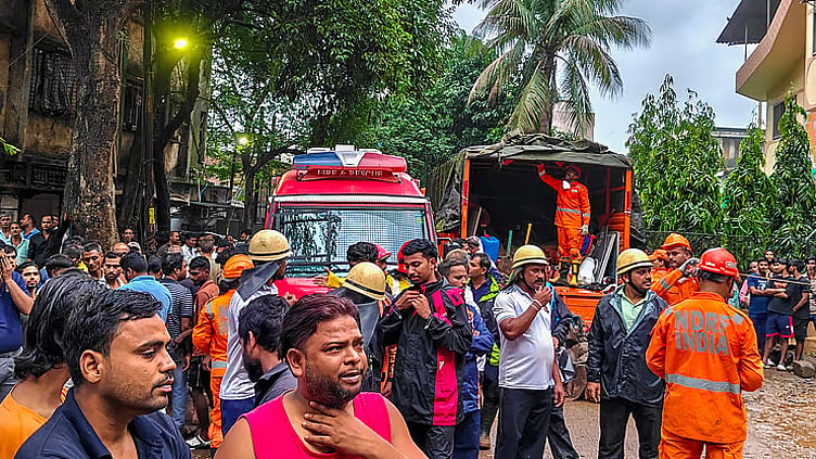 மராட்டியத்தில் கட்டிடம் இடிந்து 6 பேர் உயிரிழப்பு: மீட்பு பணிகள் தீவிரம்