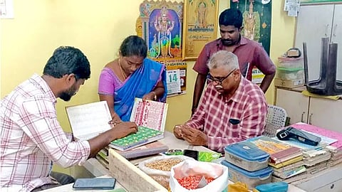 தூத்துக்குடி வேளாண்மை உதவி இயக்குநர் கண்ணன் உரக்கடைகளில் திடீர் ஆய்வு 