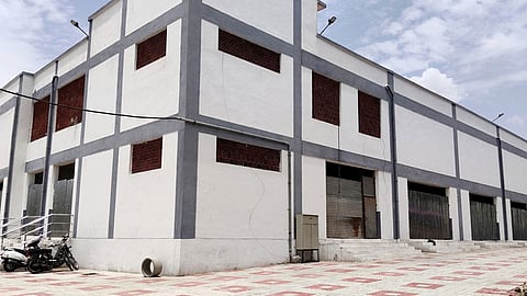 இரவில் மதுப்பிரியர்கள் கூடாரம்: திருப்பூர் மார்க்கெட் கடைகள் தகடுகளால் அடைப்பு
