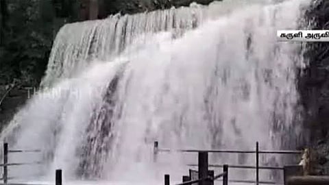 சுருளி அருவியில் சுற்றுலா பயணிகள் குளிக்க தடை