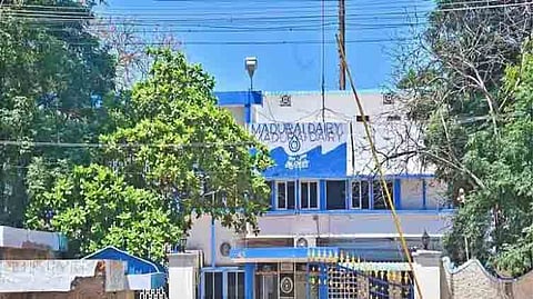 "ஆவின் பால் பாக்கெட் பிலிம்களில் ரசாயன நெடி... 160 ரோல்களை மதுரை ஆவின் நிர்வாகம் திருப்பி அனுப்பியது”. 