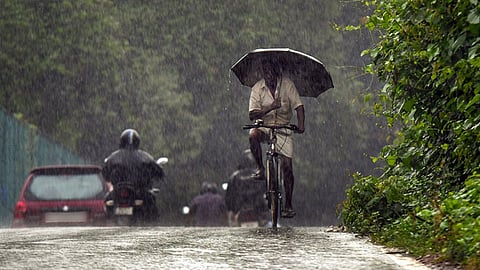கேரளா:  5 மாவட்டங்களுக்கு ரெட் அலர்ட்; இடுக்கியில் நிலச்சரிவு
