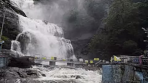 குற்றால அருவியில் வெள்ளப்பெருக்கு: 2வது நாளாக குளிக்க தடை