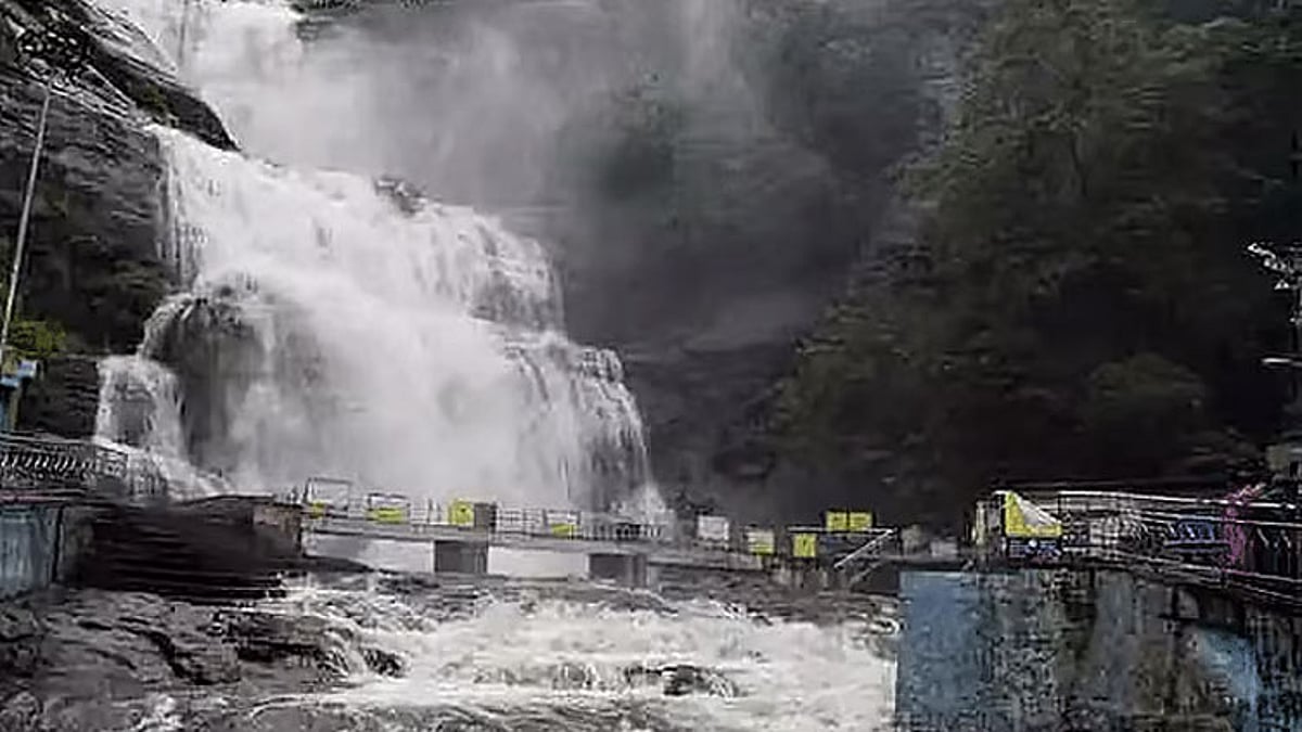 குற்றால அருவியில் வெள்ளப்பெருக்கு: 2வது நாளாக குளிக்க தடை