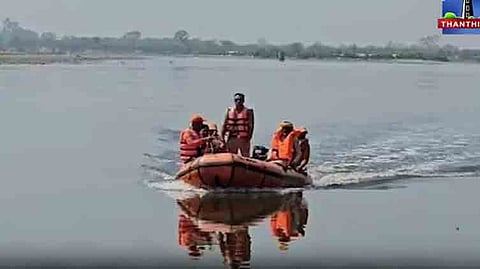 கடலோர காவல் போலீசார் மாயமான மீனவர்களை தேடுகின்றனர்.