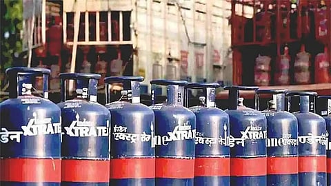 வணிக பயன்பாட்டுக்கான சிலிண்டர் விலை குறைந்தது - எவ்வளவு தெரியுமா..?