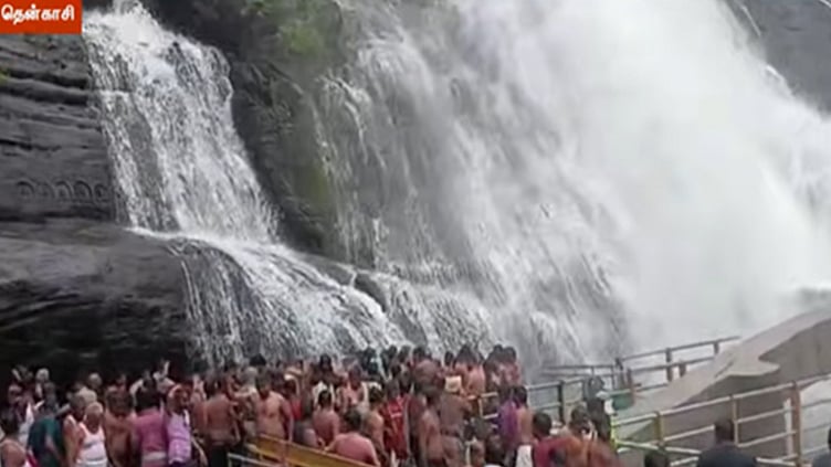 குற்றாலம் மெயின் அருவியில் சுற்றுலா பயணிகள் குளிக்க தடை