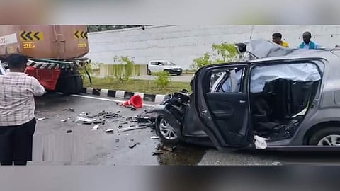 கோவை: லாரி மீது கார் மோதி கோர விபத்து  - 5 பேர் பலி

