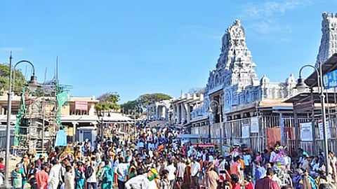 விடுமுறை தினம்: திருச்செந்தூர் கோவிலில் 4 மணி நேரம் காத்திருந்து பக்தர்கள் சாமி தரிசனம்