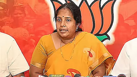 கோவை ரெயில் நிலையத்தில் இந்தி பெயர்பலகை சேதம் - வானதி சீனிவாசன் கண்டனம்