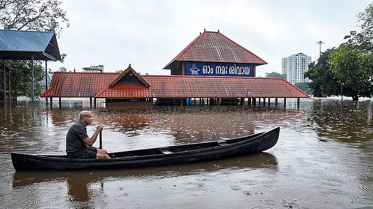 கனமழை எதிரொலி: கேரளத்தில் 9 மாவட்டங்களுக்கு நாளை பள்ளி, கல்லூரிகளுக்கு விடுமுறை