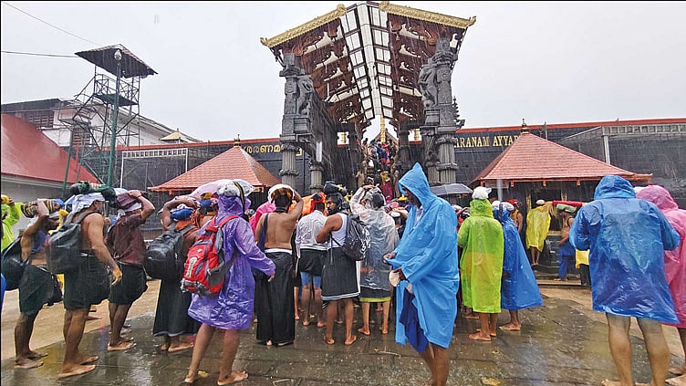 நிறை புத்தரிசி பூஜைக்காக சபரிமலை அய்யப்பன் கோவில் நடை திறப்பு - பலத்த மழையால் பக்தர்கள் வருகை குறைந்தது