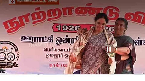 நூற்றாண்டு கண்ட அரசு பள்ளிக்கு ஊர் மக்கள் மேளதாளங்களுடன் சீர்வரிசை வழங்கி மகிழ்ந்தனர்.