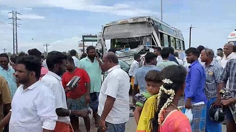 சிவகங்கை:  அரசு பஸ் - சுற்றுலா வேன் மோதி விபத்து - 20 பேர் படுகாயம்

