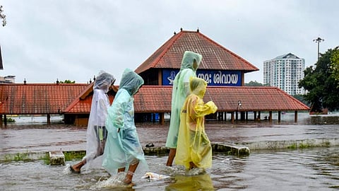கேரளாவில் கனமழை, வெள்ளம்; 15 பேர் பலி

