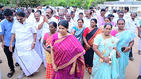 பாளையங்கோட்டை சிறையில் விளாத்திகுளம் எம்.எல்.ஏ. மார்க்கண்டேயனை சந்தித்த கனிமொழி எம்.பி. 